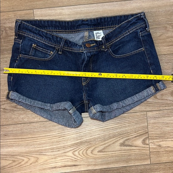 H&M Skinny Low Waist Blue Denim Shorts with Cuffed Hem Size 40 - EUC - Picture 4 of 6